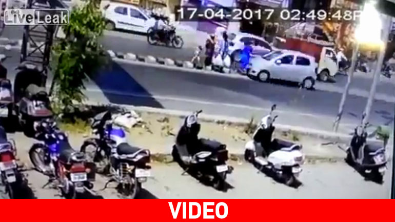 Αυτοκίνητο παρασύρει οικογένεια με παιδιά!