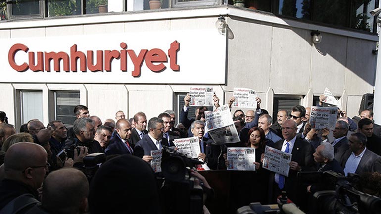 Δεκτές οι προτάσεις εισαγγελέα για να «φιμωθεί» κι η Cumhuriyet