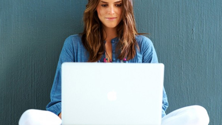 Οι επιστήμονες εξηγούν: Γιατί κατασκοπεύεις συνέχεια τον πρώην σου στο Facebook;