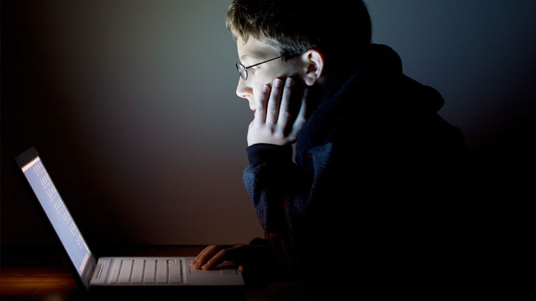 ΟΟΣΑ: Μερικοί έφηβοι είναι «κολλημένοι» στο Διαδίκτυο