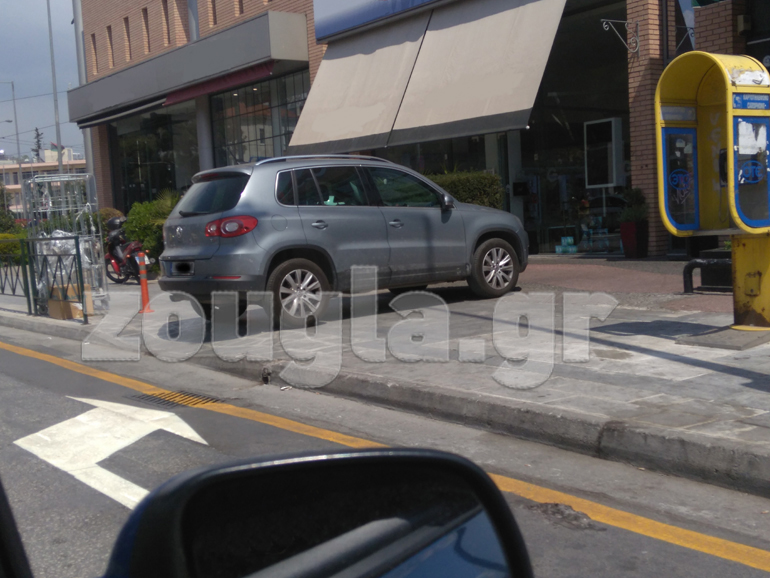 Μάλλον... πρέπει να μπέρδεψε το βελάκι στο δρόμο!!!