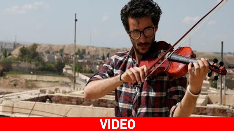 Ιρακινός βιολιστής καταδικάζει την τρομοκρατία και παίζει μουσική στα ερείπια