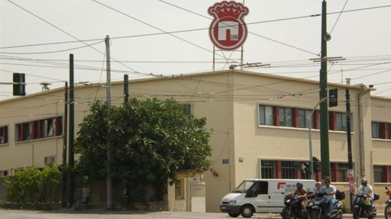 Kουκουλοφόροι εισέβαλαν στα γραφεία της γνωστής μπισκοτοβιομηχανίας «Παπαδοπούλου» στη θέση Μάδαρο (σ.σ.: στην περιοχή της Θήβας)