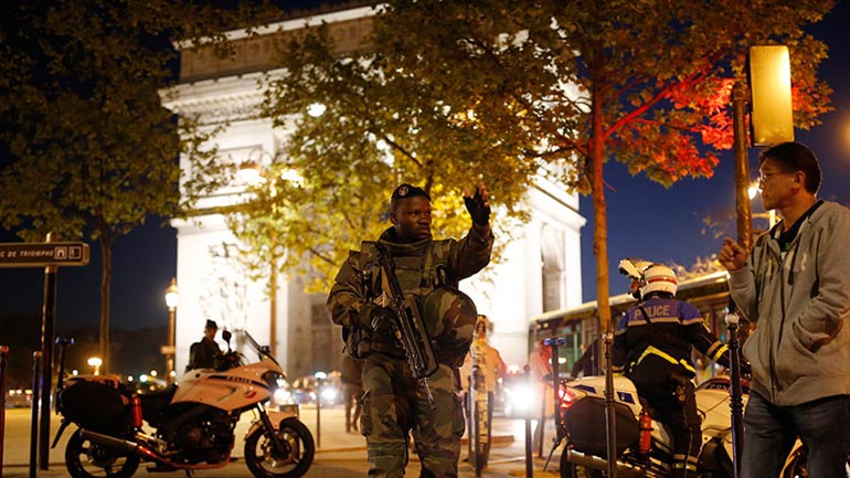 Το υπουργείο Εσωτερικών της Γαλλίας επιβεβαιώνει τον θάνατο ενός αστυνομικού και τον σοβαρό τραυματισμό άλλων δύο