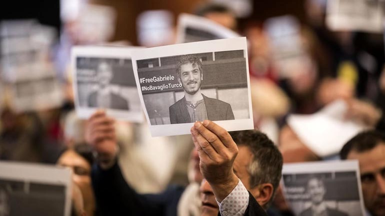 «Δεν θα αφήσω μόνο του τον γιο μου στην Τουρκία» δηλώνει ο πατέρας του Ιταλού δημοσιογράφου και συγγραφέα που έχει τεθεί σε περιορισμό