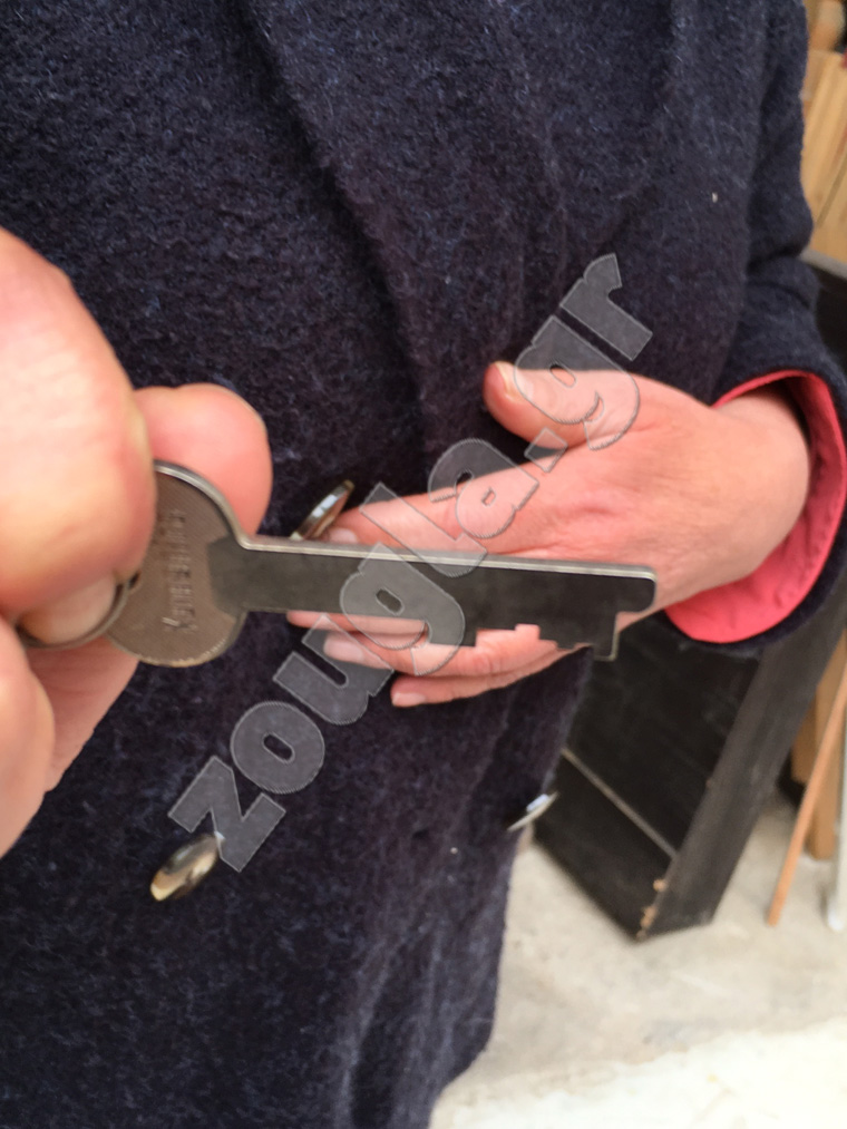 Παθούσα δείχνει το κλειδί της θυρίδας της