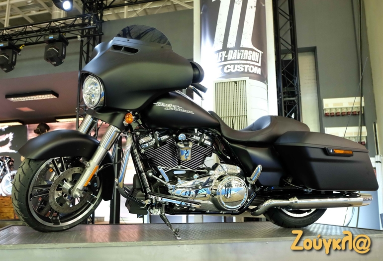 Μια Harley έτσι όπως πρέπει, μέταλλο και χρώμιο σε μαύρο φόντο