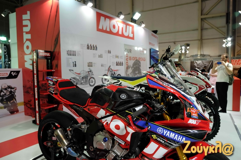 Στο περίπτερο της Motul υπήρχαν και μερικές πρωταθλήτριες 