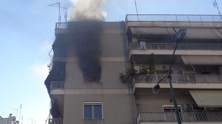 Απεγκλωβισμός ηλικιωμένου από φλεγόμενο διαμέρισμα