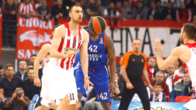 Ο Μιλουτίνοφ με την μπάλα