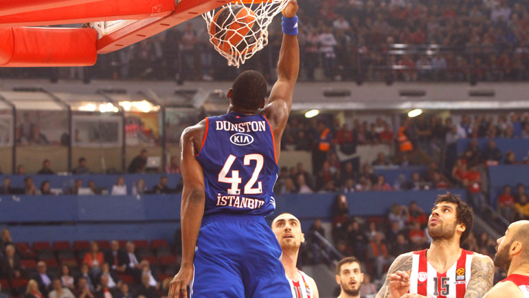 O Nτάνστον καρφώνει την μπάλα στο καλάθι του Ολυμπιακού