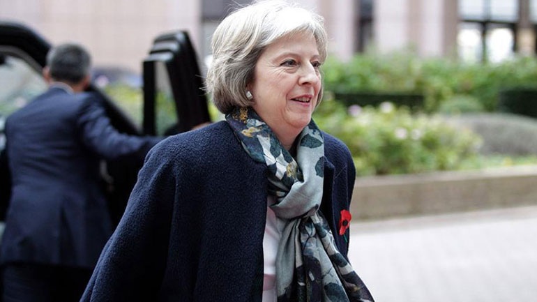 Βρετανία: Το κόμμα της Τερέζα Μέι διατηρεί το προβάδισμά του