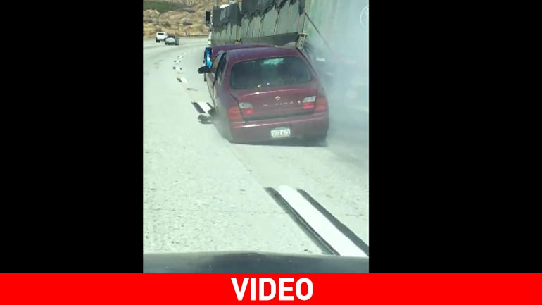 ΗΠΑ: Οδηγούσε με το τρακαρισμένο αυτοκίνητο σφηνωμένο στο κοντέινερ της νταλίκας