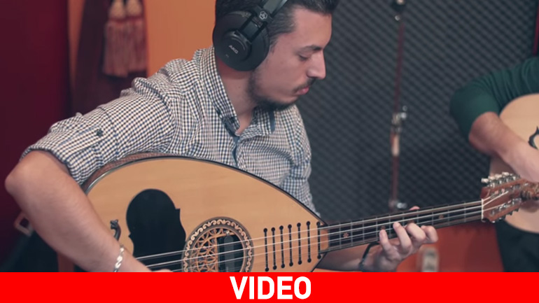 O Γιάννης Σεβαστόπουλος ερμηνεύει με το λαούτο του το «Ανάθεμα σε»