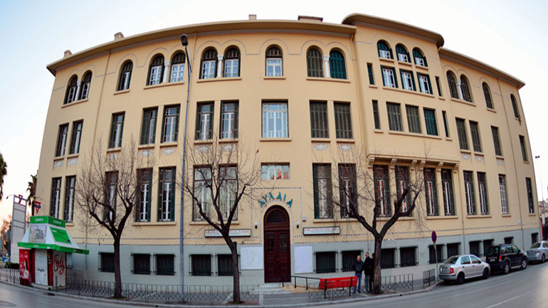 Άγνωστοι βανδάλισαν την πρόσοψη του θεάτρου «Αυλαία»