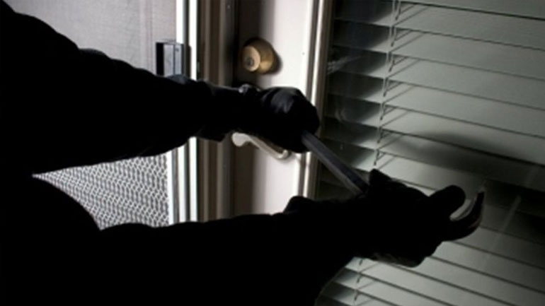 Χειροπέδες σε διαρρήκτες στη Γλυφάδα – Είχαν για τσιλιαδόρο έναν σκύλο