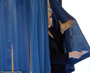 H Λεπέν στην κάλπη