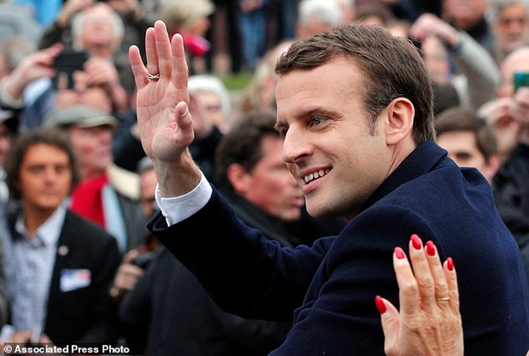 Ο Μακρόν ανάμεσα σε συγκεντρωμένο πλήθος