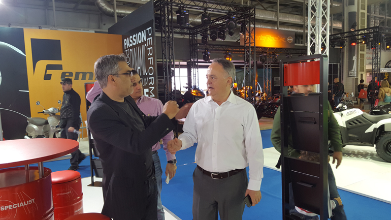 Ο Νικόλαος Διαμαντής (δεξιά) μαζί με τον δημοσιογράφο Φώτη Ραίση...