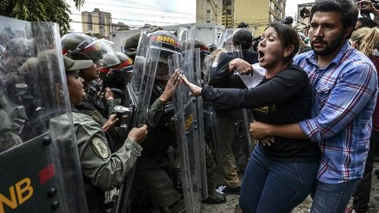 Βενεζουέλα: Η αντιπολίτευση στους δρόμους ενώ ο Μαδούρο ζητά διάλογο και τη μεσολάβηση του Βατικανού