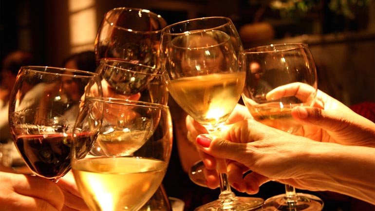 Το λευκό κρασί και τα οινοπνευματώδη ποτά αυξάνουν τον κίνδυνο μία γυναίκα να εμφανίσει ροδόχρου νόσο