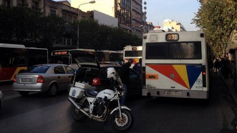 Σύγκρουση λεωφορείου του ΟΑΣΘ με δύο αυτοκίνητα στη Θεσσαλονίκη – Ένας τραυματίας