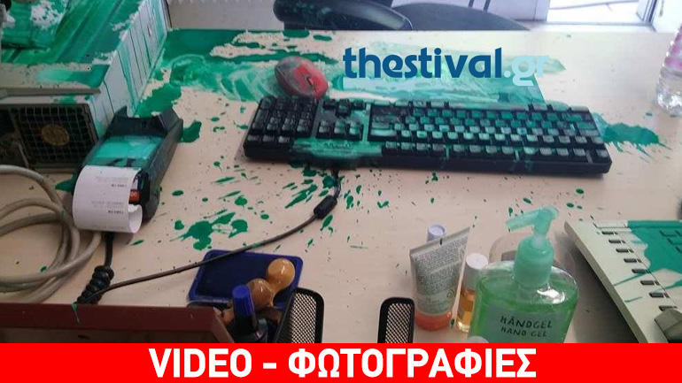 Πέταξαν μπογιές και φέιγ βολάν στα γραφεία της «Καθημερινής» στη Θεσσαλονίκη