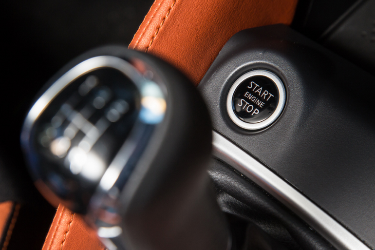 Εκκίνηση κινητήρα με κουμπί. Κιβώτιο ταχυτήτων πέντε σχέσεων...