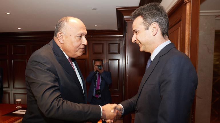 Διμερή και περιφερειακά θέματα με επίκεντρο την ασφάλεια και την ενέργεια, συζήτησαν Μητσοτάκης με Shoukry