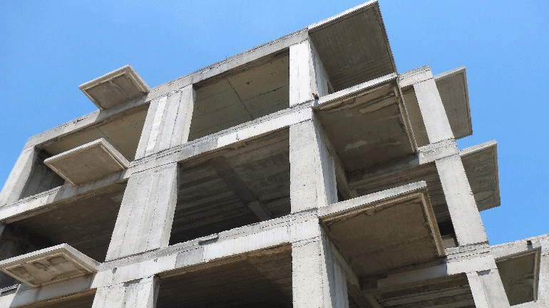 Σχεδόν στις ίδιες τιμές τα υλικά οικοδομής