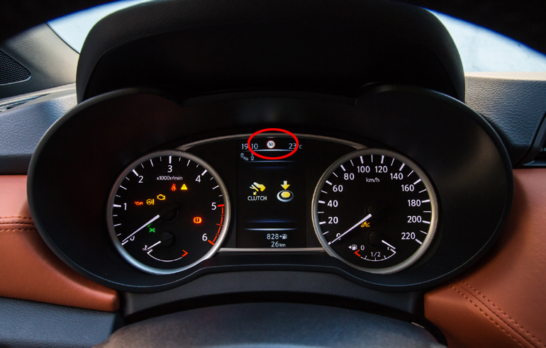 Κινείσαι στον δρόμο, το ραντάρ 'βλέπει' το όριο ταχύτητας που έχει ο δρόμος και αυτό αποτυπώνεται στην οθόνη (στον κόκκινο κύκλο)