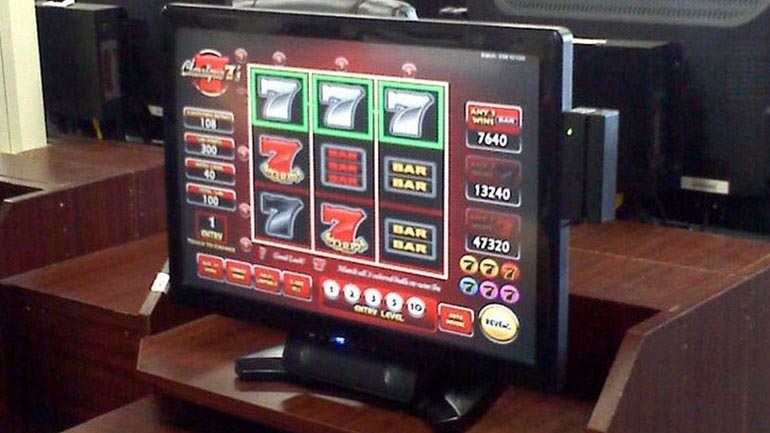 Β. Ελλάδα: Δέκα συλλήψεις για «φρουτάκια»