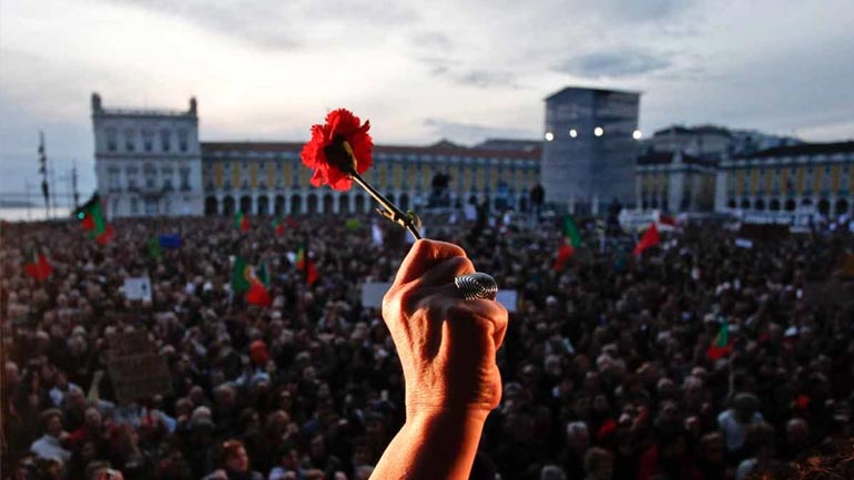 Πορτογαλία: Χιλιάδες γιόρτασαν την επέτειο της Επανάστασης των Γαρυφάλλων στη Λισαβόνα