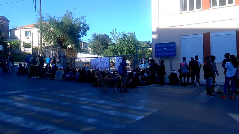 Μπλόκο στο λιμάνι της Μυτιλήνης από καθιστική διαμαρτυρία μεταναστών