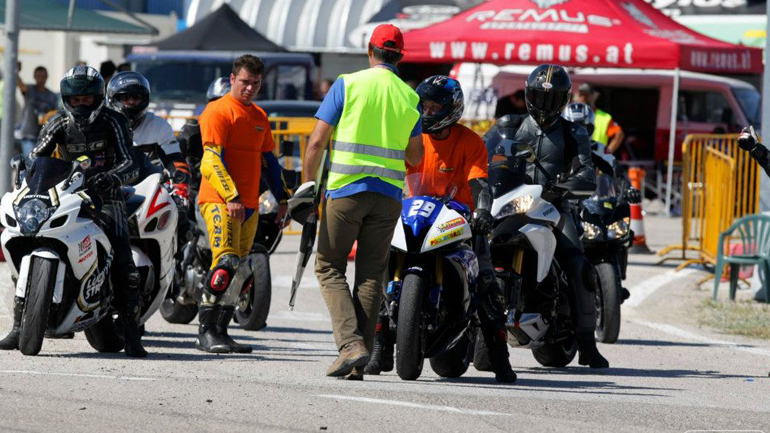 Πρωτομαγιά με μοτοσυκλέτα στην πίστα των Μεγάρων…