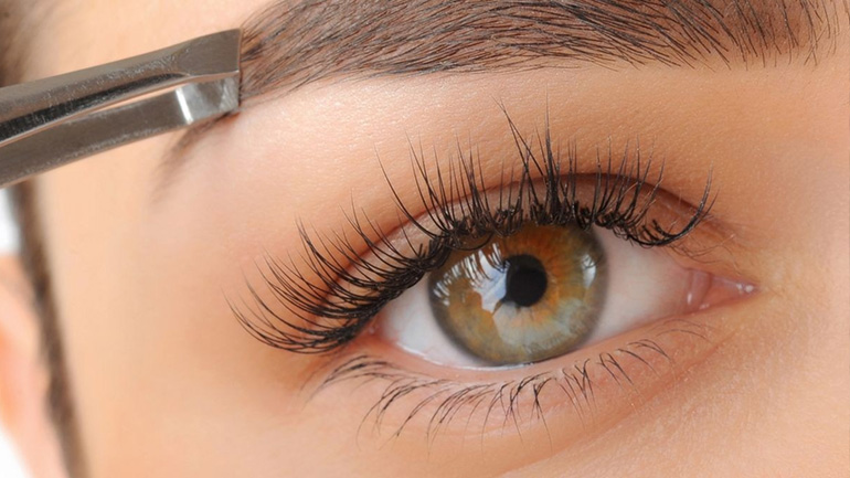 Φτιάξε τα φρύδια σου σαν eye-brow expert με τη βοήθεια της beauty editor του govastileto.gr