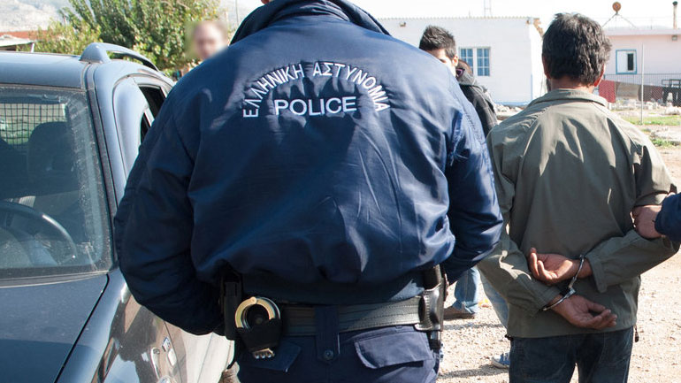 Εξαρθρώθηκε ακόμη μία συμμορία που λήστευε οδηγούς και πεζούς