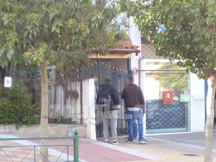 Άνδρες της Ασφάλειας πραγματοποιούν έρευνες στην κατοικία