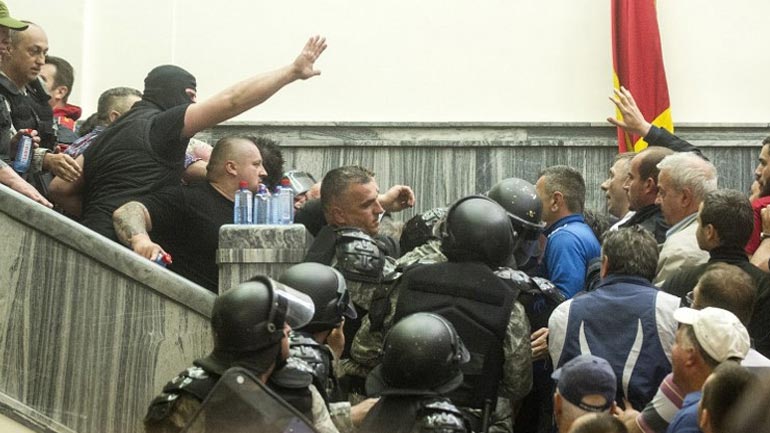 Το Βερολίνο καταδικάζει την επίθεση στο κοινοβούλιο των Σκοπίων