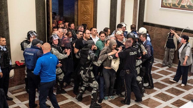 Πολιτική αβεβαιότητα και διαδηλώσεις στα Σκόπια
