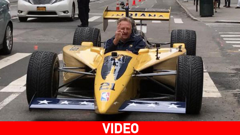 O μεγάλος Larry Bird οδηγεί Indycar!