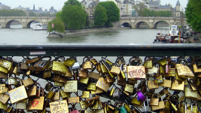 Στο «σφυρί» τα «λουκέτα αγάπης»