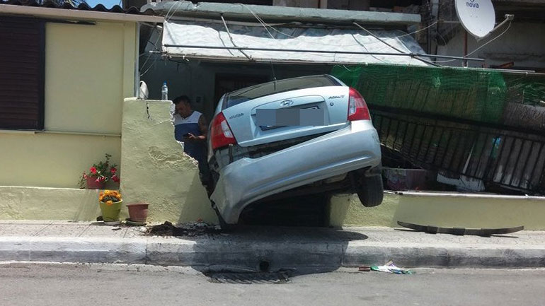 Άρτα: Πέθανε στο τιμόνι και το όχημα μπήκε σε αυλή σπιτιού – Μία γυναίκα τραυματίας