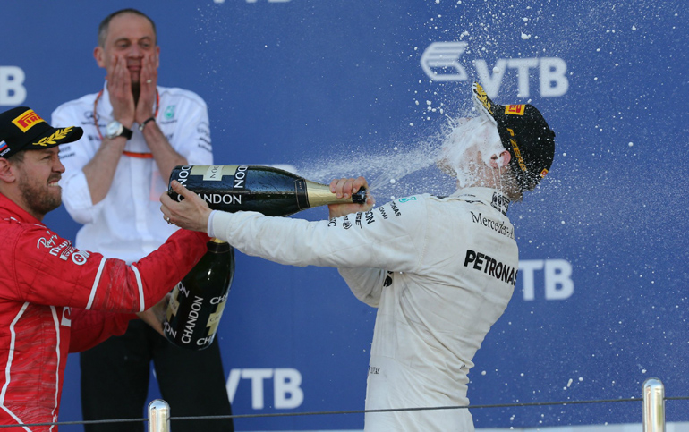 Άφθονη σαμπάνια για τον νικητή!!!