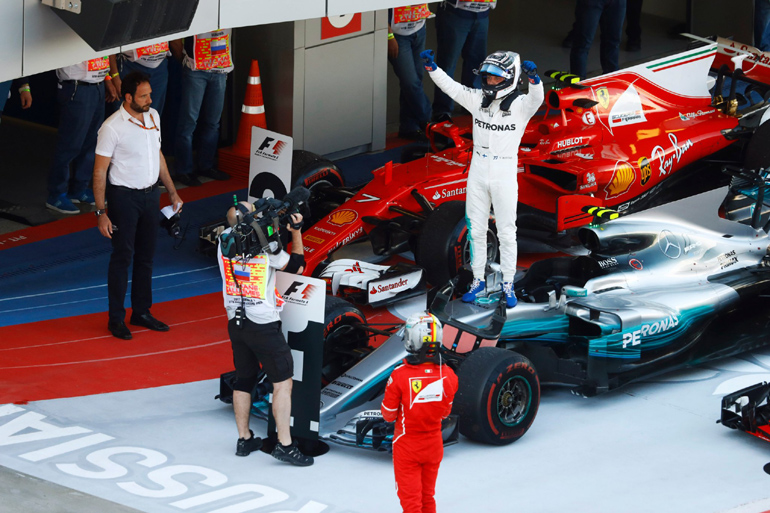 O Bottas έχει ολοκληρώσει τον αγώνα στη Ρωσία και πανηγυρίζει πάνω στο μονοθέσιο της Mercedes...