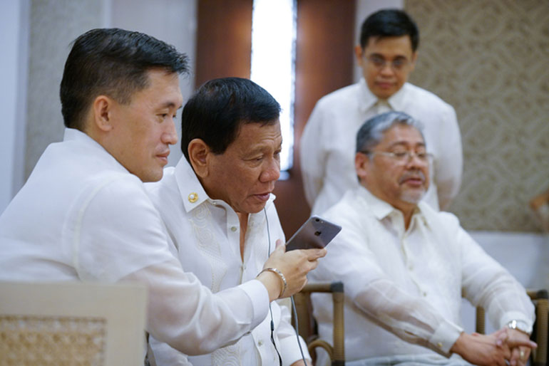 Στη φωτογραφία ο πρόεδρος των Φιλιππίνων Ροντρίγκο Ντουτέρτε κατά τη διάρκεια της τηλεφωνικής του συνομιλίας με τον Ντόναλντ Τραμπ