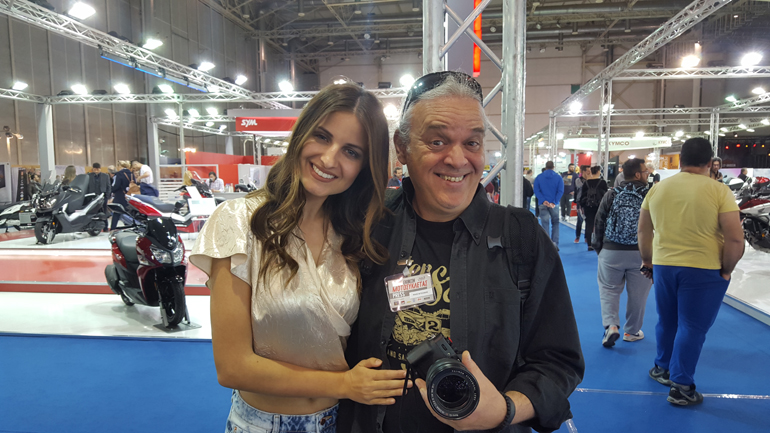 To χαμόγελο περισσεύει... όταν βρίσκεται ανάμεσα σε τόσα μοντέλα!