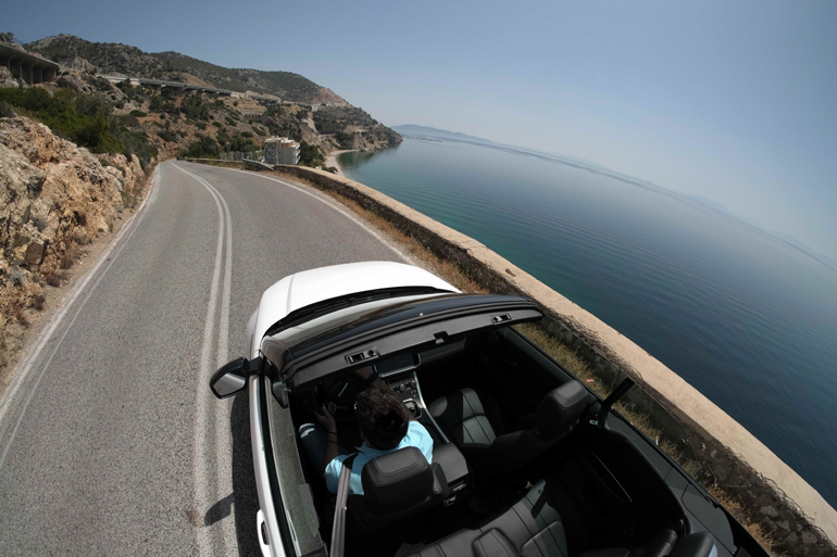Το να βρίσκεσαι πίσω από το τιμόνι του Range Rover Evoque converible και να οδηγείς στην παλαιά εθνική οδό Αθηνών - Κορίνθου έχοντας δίπλα την θάλασσα είναι απόλαυση και τέλειος συνδυασμός χαλάρωσης... 