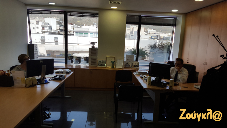 Θανάσης Αγγελής (δεξιά) και Βίκυ Καραδήμου είναι η ψυχή της Kosmocar... 