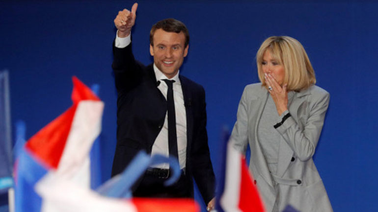 O κόσμος των γραμμάτων και των τεχνών στηρίζει Μακρόν